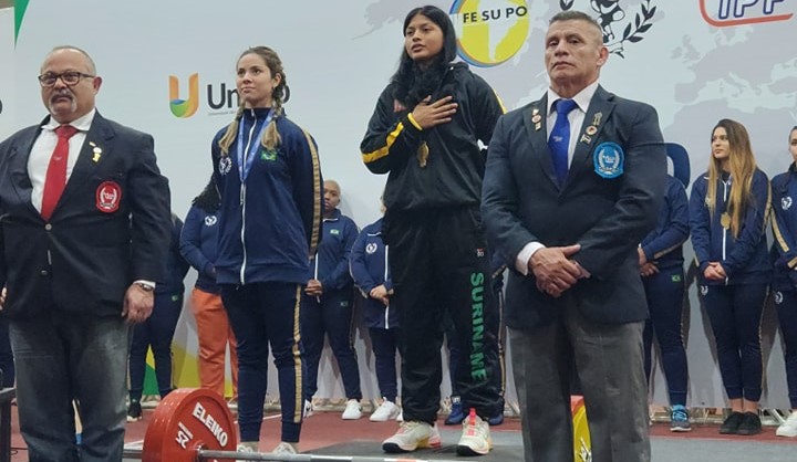Abigaël Hing wint goud op Zuid-Amerikaanse powerliftingkampioenschappen