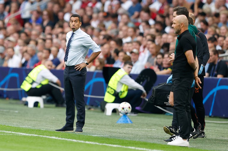 Van Bronckhorst beschrijft verschil tussen PSV en Ajax als opponent