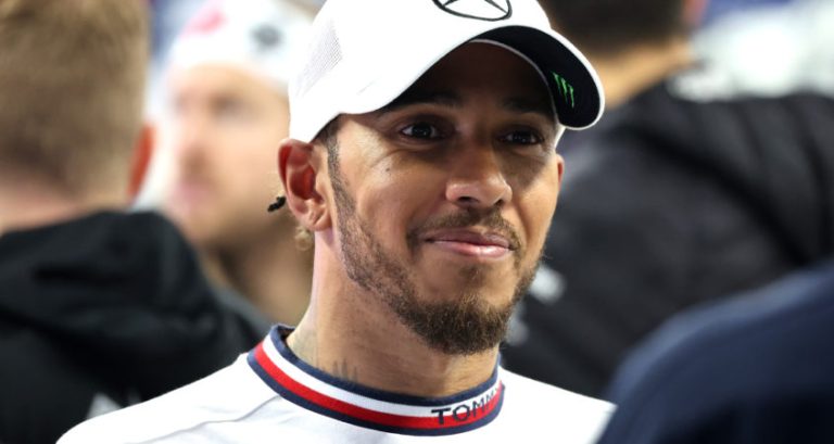 Mercedes prijst ‘harde werker’ Hamilton: ‘Werkethiek is niet veranderd’