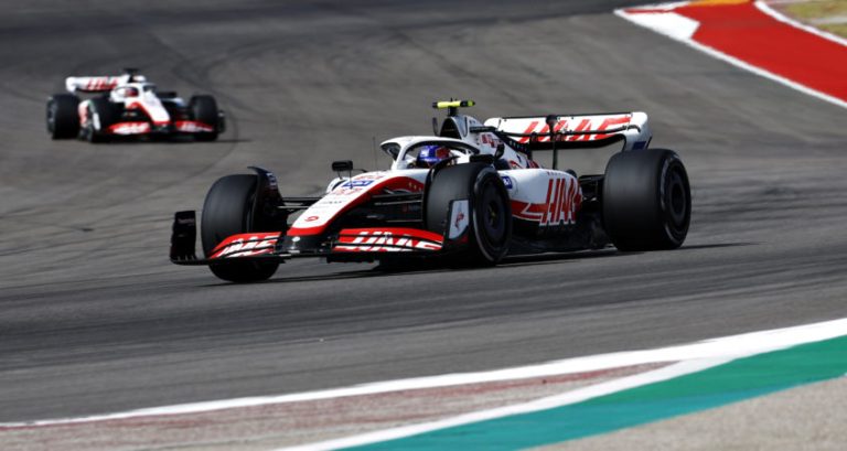 Alonso krijgt tijdstraf na protest Haas en duikelt uit de top-10