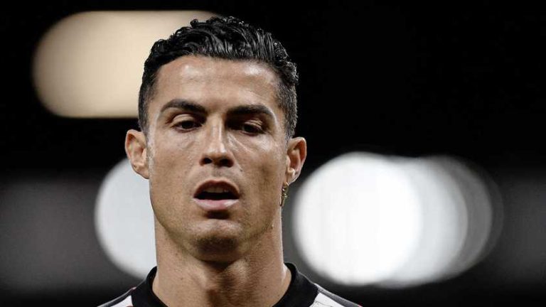 Ten Hag niet bezig met vroegtijdig vertrokken Ronaldo: ’Dat komt morgen’