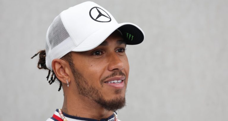Hamilton wil langer door bij Mercedes: ‘Maar staat nog niet vast voor hoe lang’