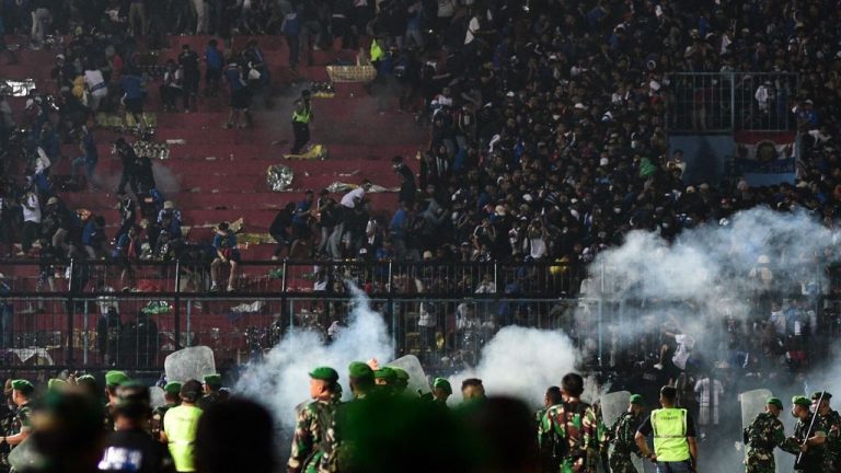 Dodental van rellen na voetbalwedstrijd in Indonesië bijgesteld naar zeker 125