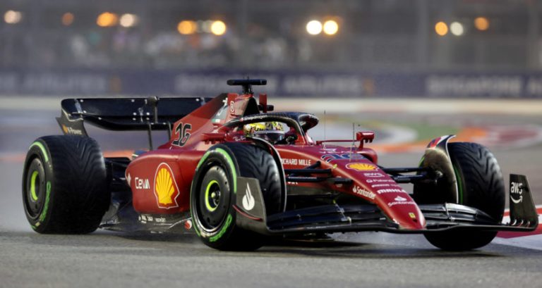Leclerc verovert poleposition voor GP Singapore na opmerkelijk moment Verstappen