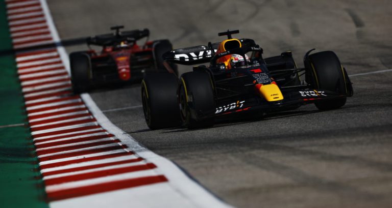 Verstappen evenaart record Schumacher en Vettel na zwaarbevochten zege op COTA