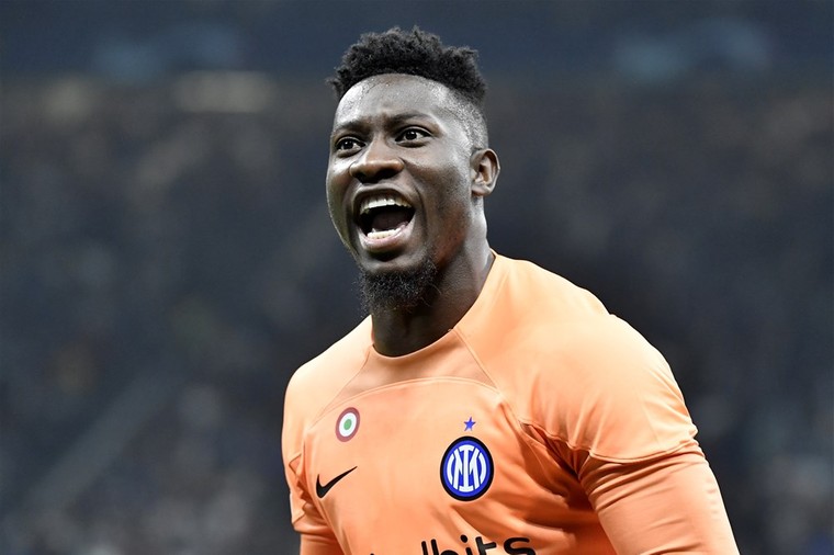 Inter deelt tik uit aan Barça, VAR laat Onana en Dumfries ontsnappen