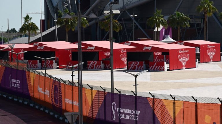Na ‘discussies met Qatar’ verbiedt FIFA alcohol in WK-stadions, Budweiser ‘begripvol’