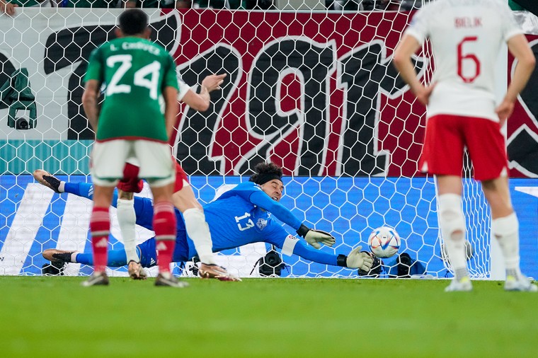 Lewandowski mist strafschop en laat sterker Mexico ontsnappen