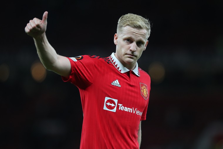 Ten Hag verrast met basisplaats voor Van de Beek