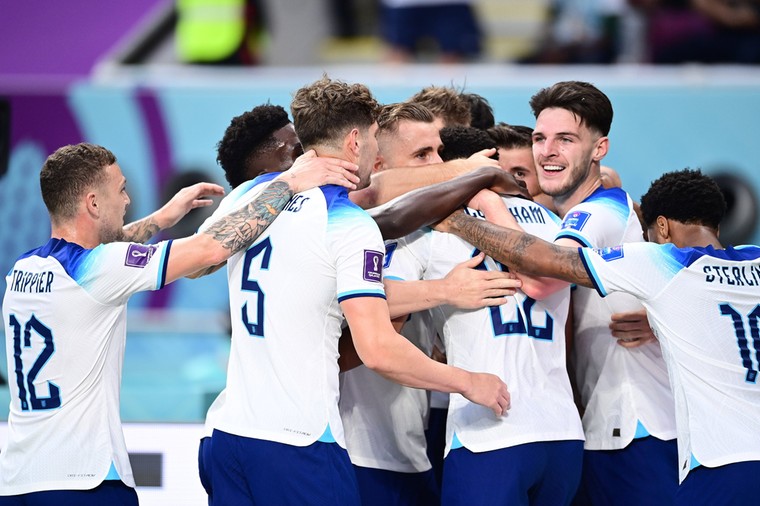 Engelse jonkies zorgen voor vliegende WK-start tegen kansloos Iran
