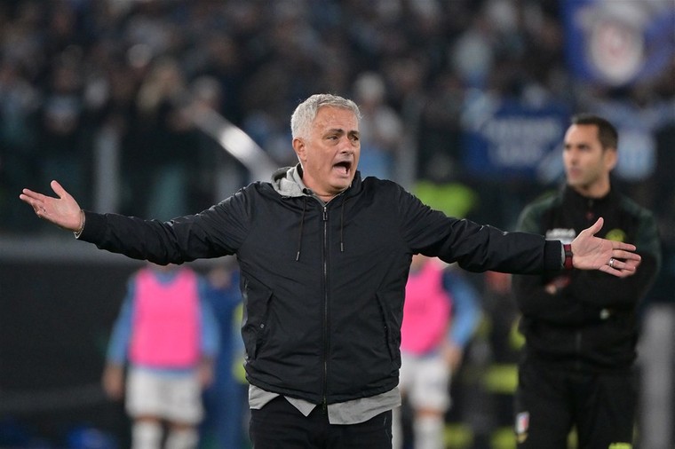 Mourinho jut journalisten op kritisch te zijn voor falende Abraham
