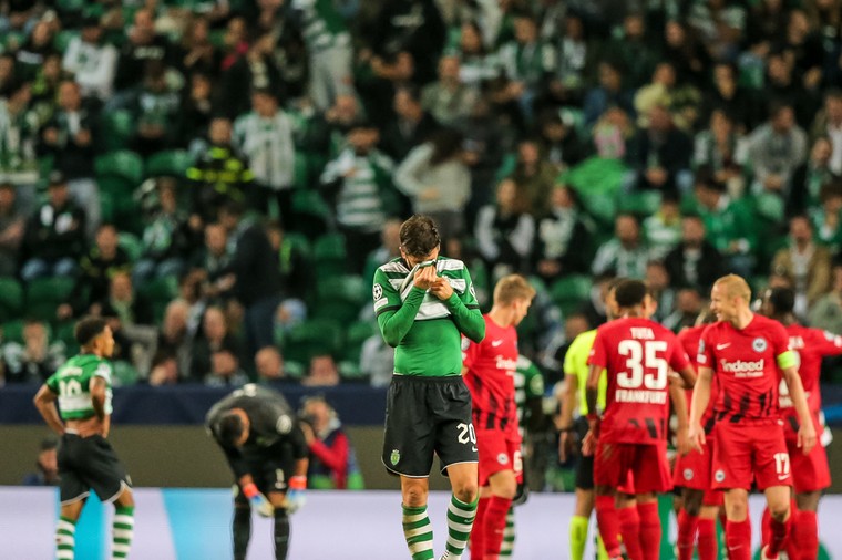Eintracht schakelt Sporting uit in stadion vol lege plekken: ‘Gelukkig is er karma’