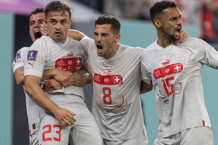 Zwitserland stoot door na spektakelstuk, Shaqiri zoekt Servische fans op