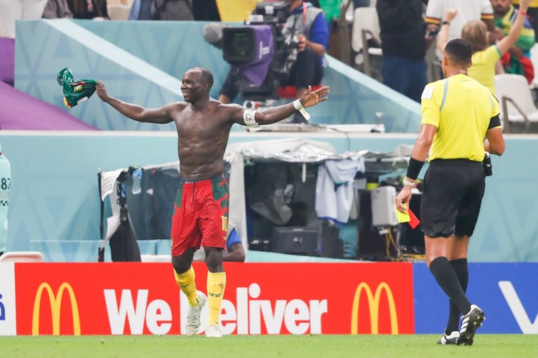 Kameroen stunt tegen flets Brazilië: Aboubakar scoort en pakt rood