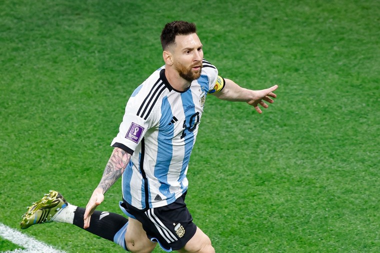 Oranje treft Argentinië: Messi helpt zijn ploeg aan zwaarbevochten zege