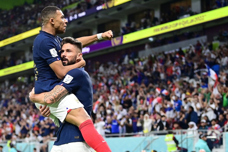 Giroud en briljante Mbappé houden Frankrijk op koers voor nieuwe WK-titel