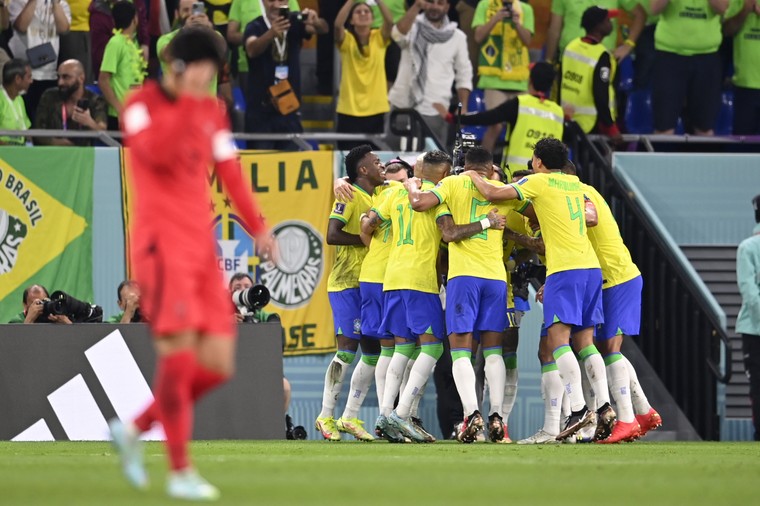 Titelfavoriet Brazilië plaatst zich na wervelende eerste helft voor kwartfinale