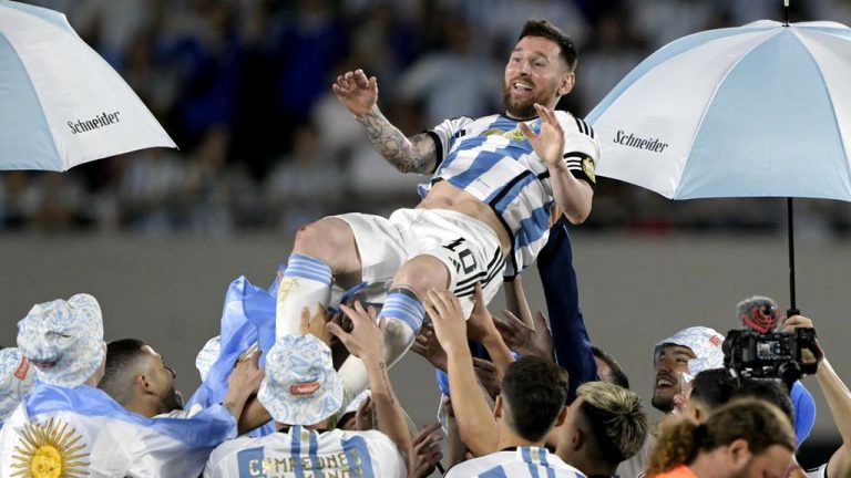 Messi geeft WK-feest Argentinië vervolg met achthonderdste goal: ‘Genieten’