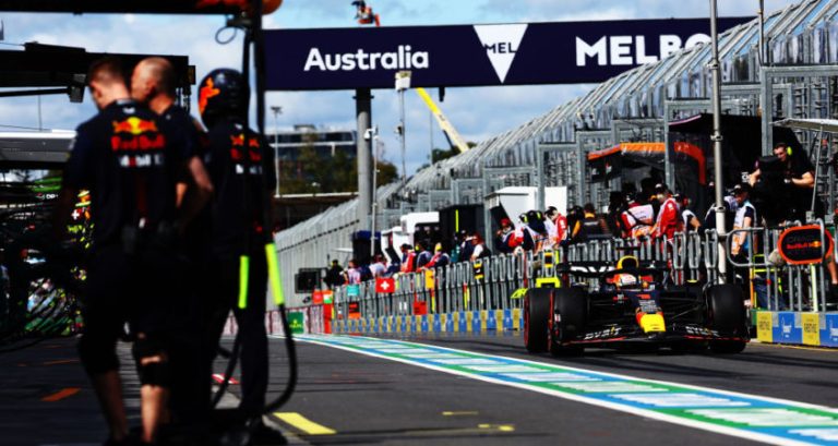 Verstappen tijdens eerste vrije training geflitst in de pitstraat