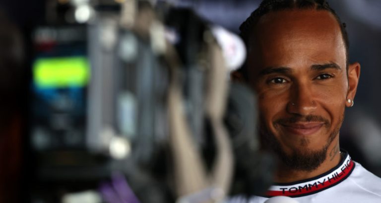 Hamilton over toekomst: ‘Zolang ik het team kan helpen, wil ik blijven’