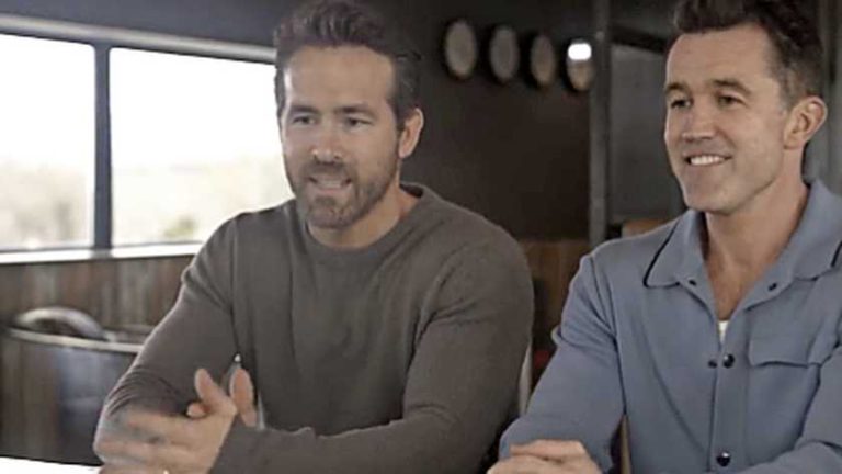 Hollywood-acteur Ryan Reynolds kondigt op ’knullige’ wijze wedstrijd tegen Man United aan