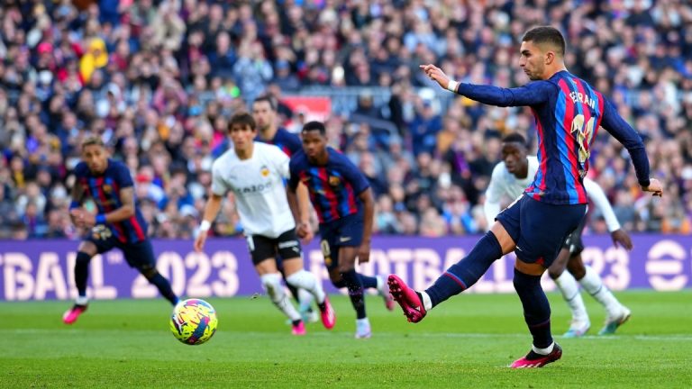 Ferran ruziet met Ansu Fati om penalty en faalt opzichtig, maar Barça wint nipt