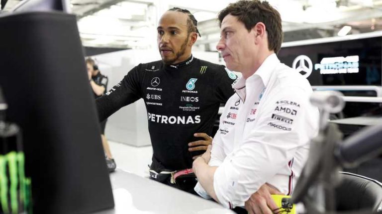 Mercedes stuurt open brief naar fans na dramastart in F1: ’We voelen jullie pijn’