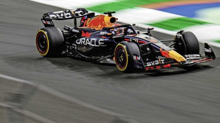 Verstappen na knappe inhaalrace in GP Saoedi-Arabië tweede, Pérez wint