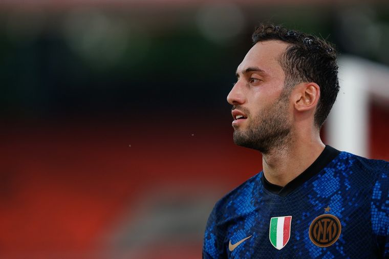 Calhanoglu vergelijkt zich met De Bruyne en Modric: ‘Voel me ondergewaardeerd’