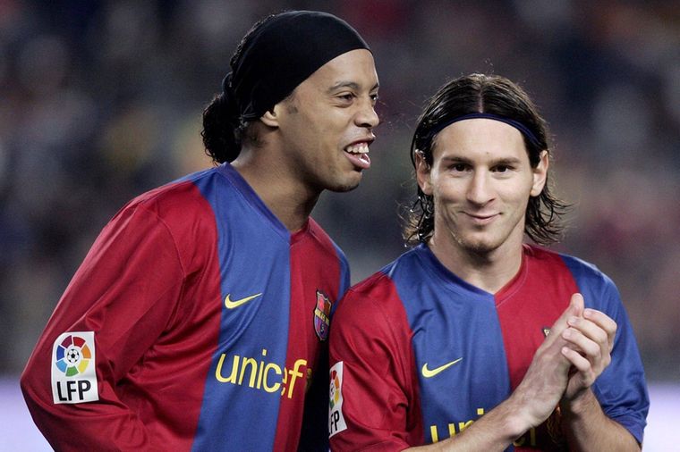 Zoon Ronaldinho tekent contract bij Barcelona