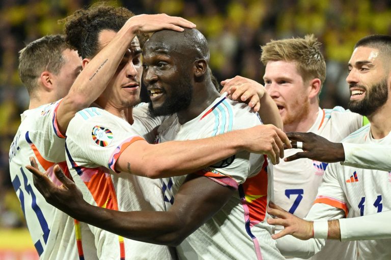 Romelu Lukaku schiet er drie in voor België, Dusan Tadic wijst Servië de weg