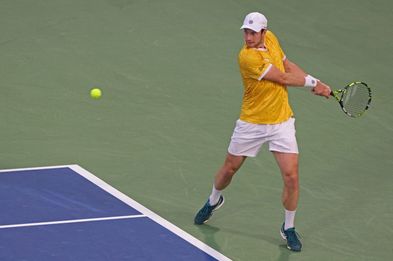 Botic van de Zandschulp slaat zich in drie sets naar derde ronde in Miami