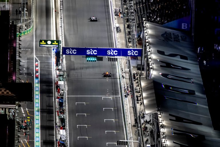 Met het bord op schoot: op deze tijden komt Max Verstappen in actie bij de GP van Saoedi-Arabië