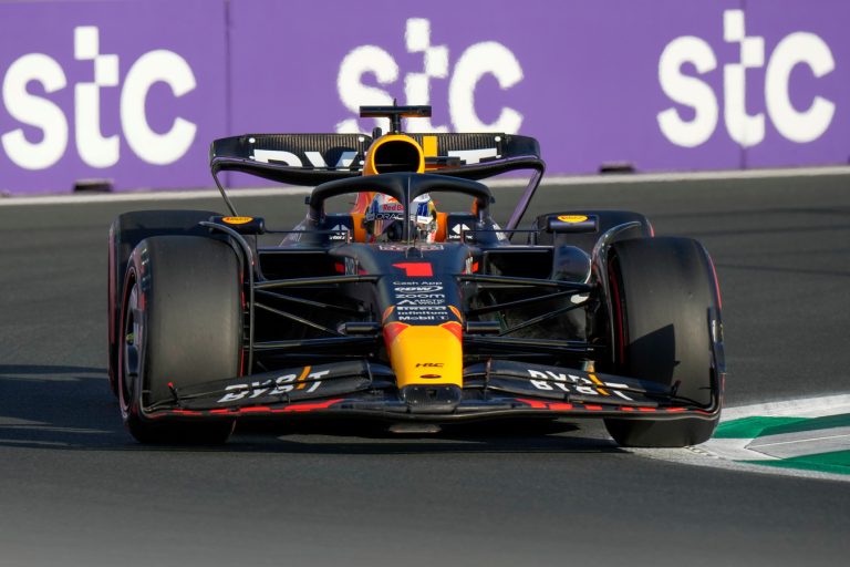 Herstelde Max Verstappen laat er geen gras over groeien en slaat meteen flink gat
