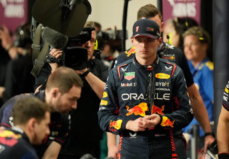 Max Verstappen beleeft dramati­sche kwalifica­tie en start race door motorpro­bleem vanuit achterhoe­de