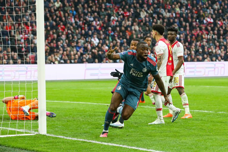 Feyenoord deelt mokerslag uit in titelstrijd met eerste Klassieker-zege bij Ajax sinds 2005