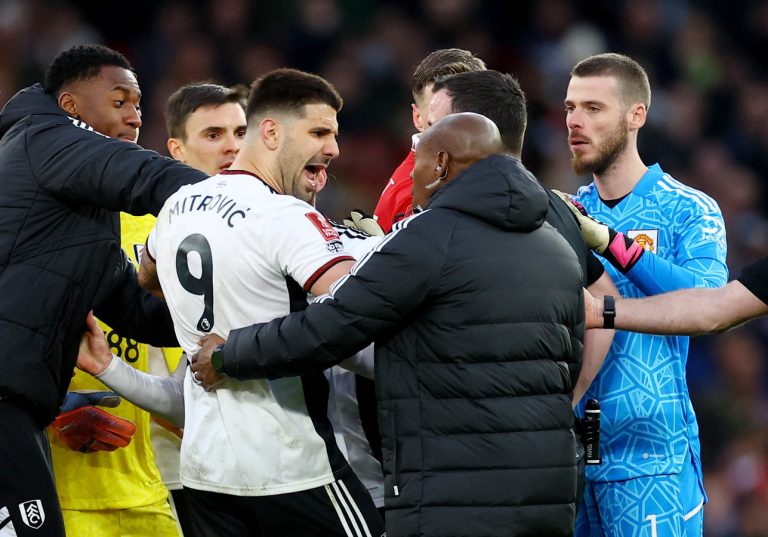 Ten Hag ontsnapt met Manchester United in FA Cup na drie rode kaarten voor Fulham in een minuut