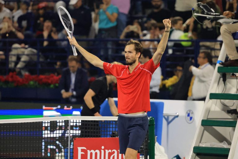 Daniil Medvedev wint derde toernooi op rij na zege op landgenoot Roeblev