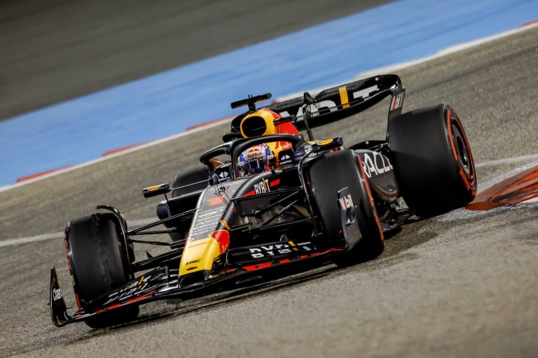 Superieure Max Verstappen heerst in openingsrace: één-tweetje voor Red Bull in Bahrein