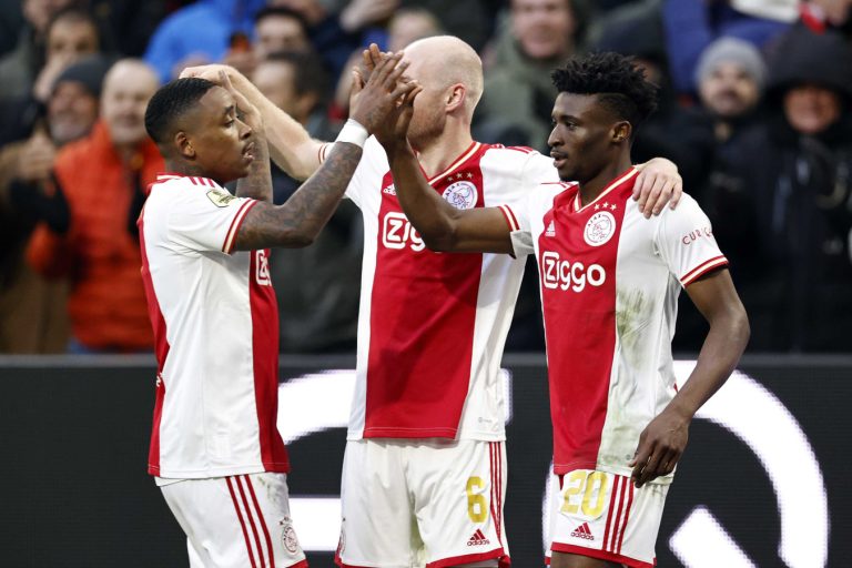 Ajax blijft in het spoor van koploper Feyenoord na moeizame zege op NEC