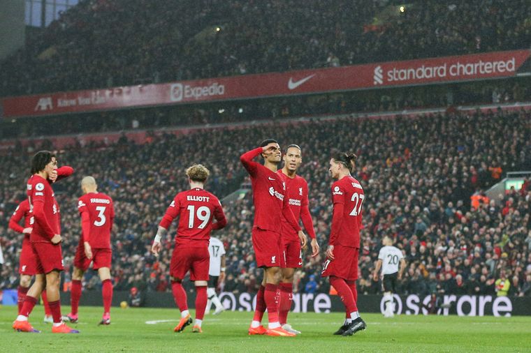 Van Dijk ziet perfecte mentor voor Gakpo: ‘Hij leert van de beste’