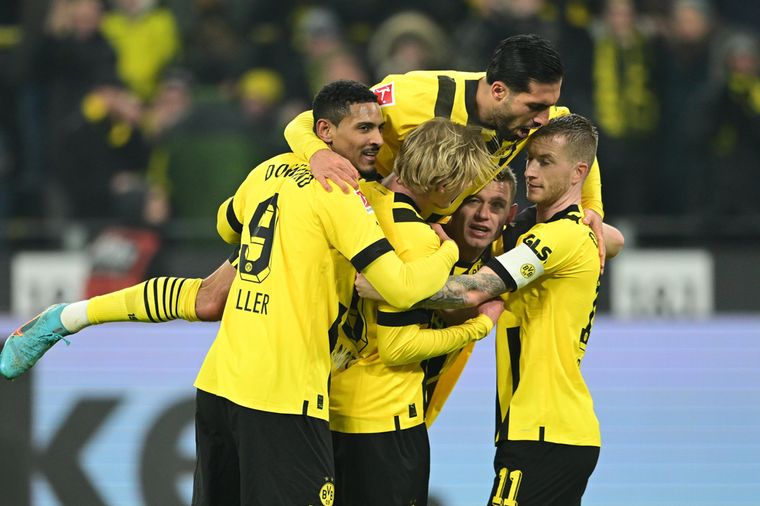 Recorddoelpunt Reus leidt Dortmund naar koppositie in de Bundesliga