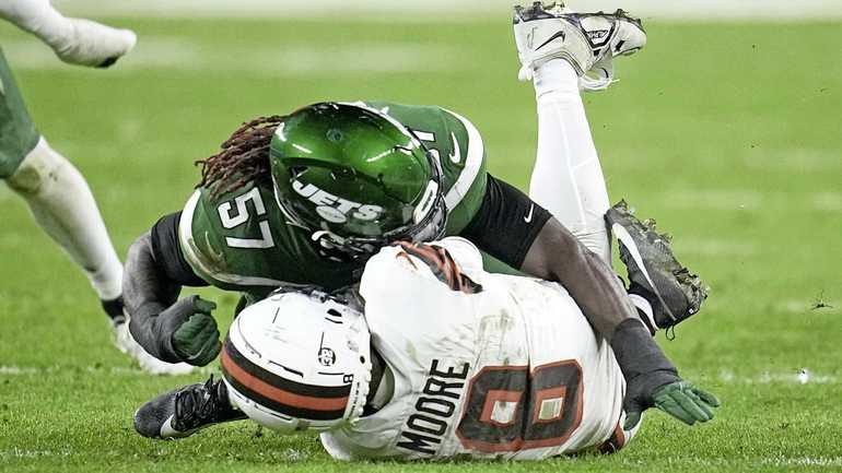 NFL-ster Elijah Moore wordt neergehaald en begint te stuiptrekken