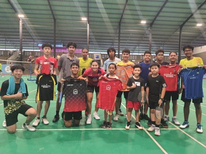Alyssa Tirtosentono verzorgt badmintonclinics