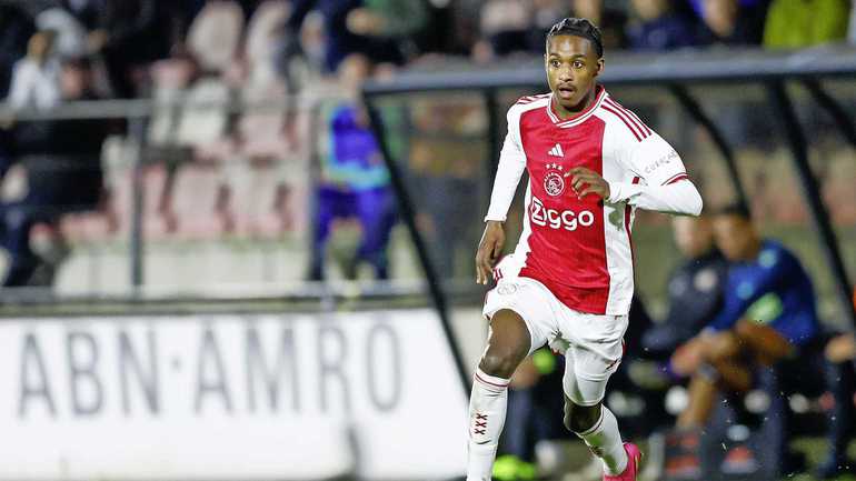 Dick Advocaat wint eerste duel met Curaçao; veelbesproken Ajacied Ar’Jany Martha debuteert