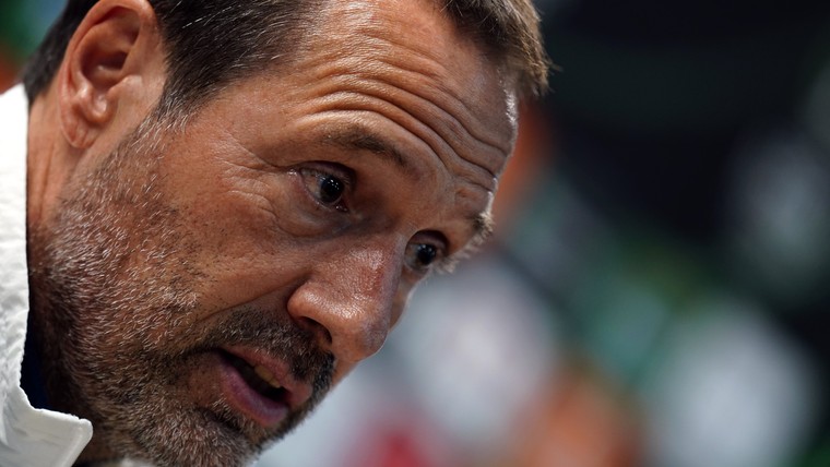 Van ‘t Schip wijst op mogelijke rode kaarten voor Villa: ‘Dat speelt wel mee’