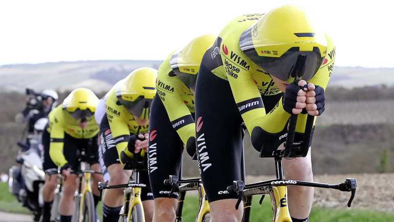 Regen spelbreker: UAE wint ploegentijdrit Parijs-Nice, Visma met opvallende helmen zesde