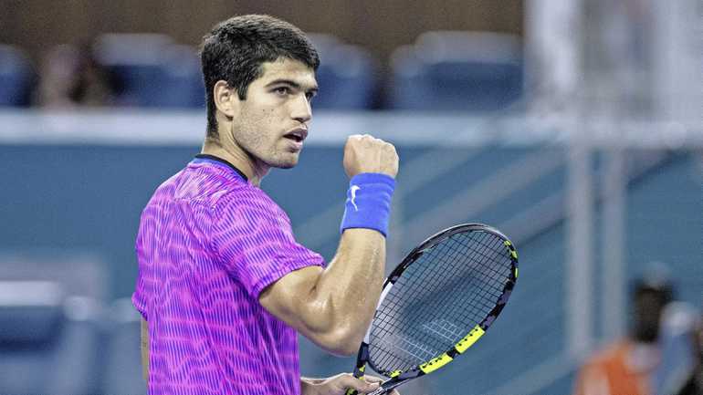 Carlos Alcaraz overtuigend door in Miami, Alexander Zverev ook verder