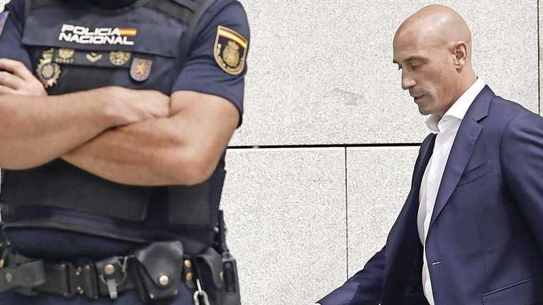 Spaanse bond schorst directeuren in zaak Hermoso, OM wil 2,5 jaar cel voor Rubiales