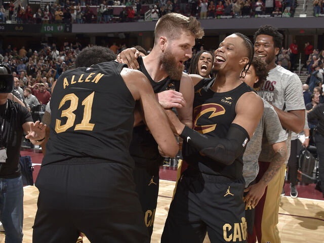 Wade scores 20 in 4th as Cavs rally to halt Celtics’ streak.